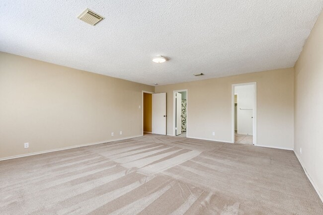 Building Photo - SPACIOUS 4-BEDROOM HOME IN PARKWOOD