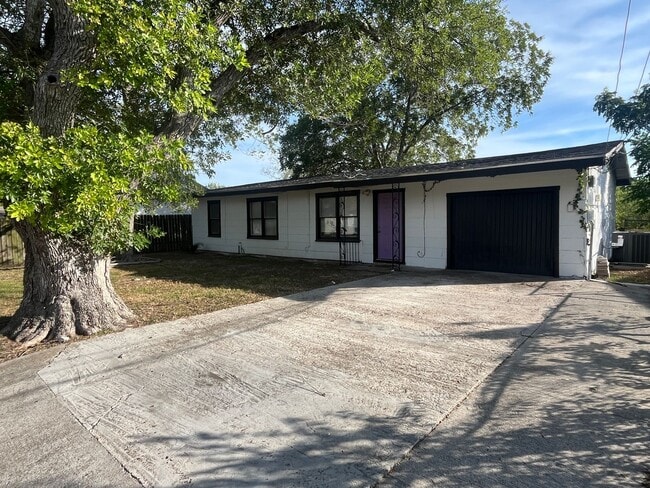 Building Photo - Four Bedroom Two Bath in Calallen School District!!