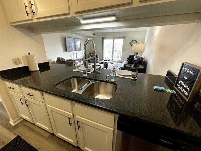 Building Photo - 1335 Summit Ave