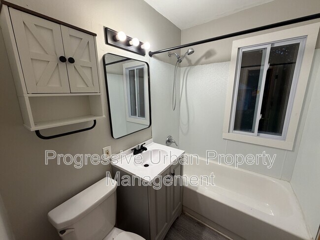 Building Photo - 380 E 260th St