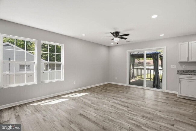 Building Photo - 283 Shorewood Dr