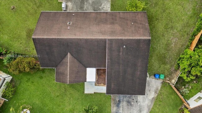Building Photo - 8920 Crescent Dr