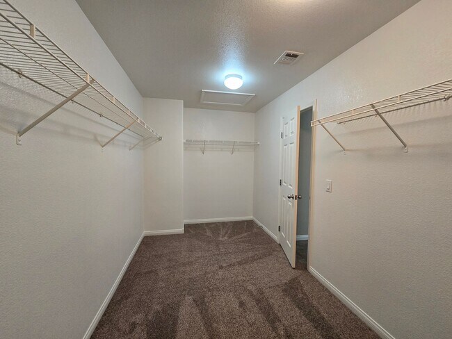 Building Photo - 4 BED, 2 1/2 BATH, 2 STORY HOME!!