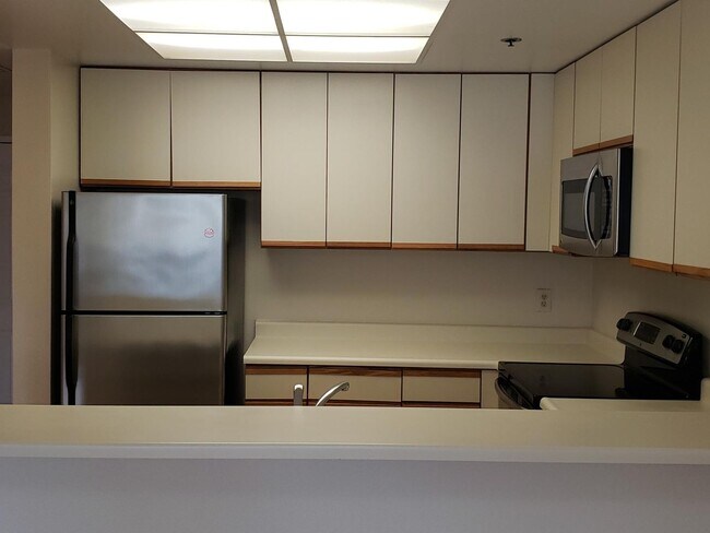 Building Photo - Superb Location for this Spacious Downtown...