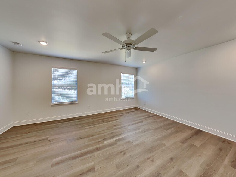 Building Photo - 305 Golucke Way