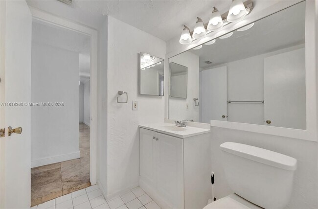 Building Photo - 6890 N Kendall Dr