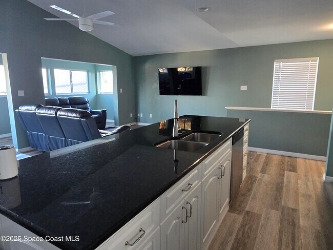 Building Photo - 0000 Pineapple Ave