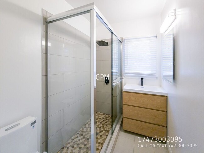 Building Photo - Beautifully Renovated 1-Bedroom in heart o...