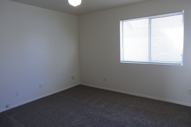 Building Photo - Inviting 3+2 split Floor plan!