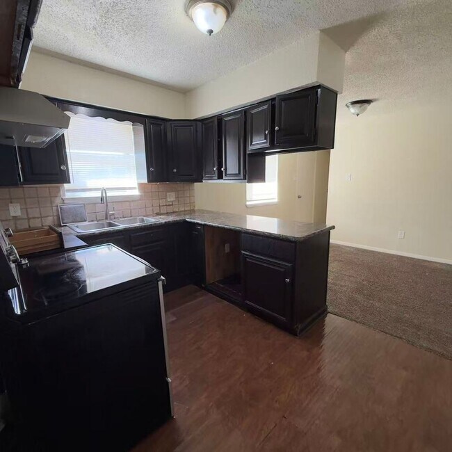 Building Photo - Beautiful 3 Bedroom 2 Bathroom in Garland!