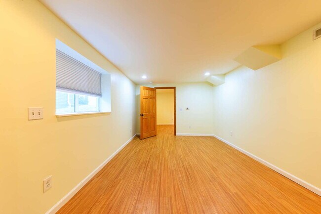 Building Photo - **APPLICATIONS PENDING**  Charming East Nashville Bungalow for Lease!