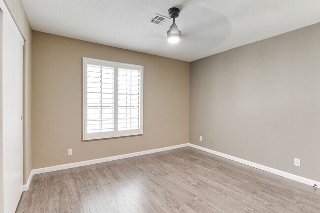 Building Photo - Remodeled 3-Bedroom Condo with Fireplace 8...