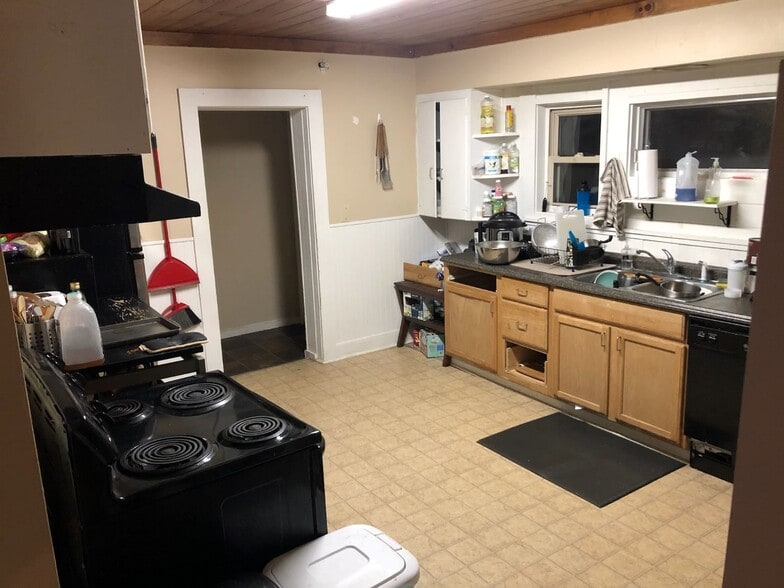 Building Photo - 1242 Old Bristol Rd