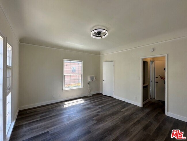 Building Photo - 925 S Hobart Blvd