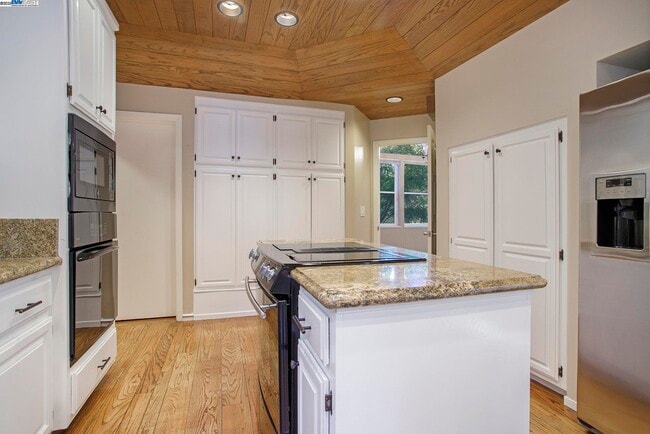 Building Photo - 3 Blackhawk Club Ct