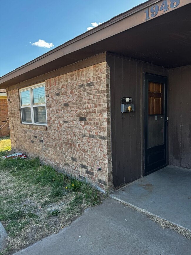 Building Photo - Redone Duplex spacious 2bedrrom 1 bathroom Hospital District