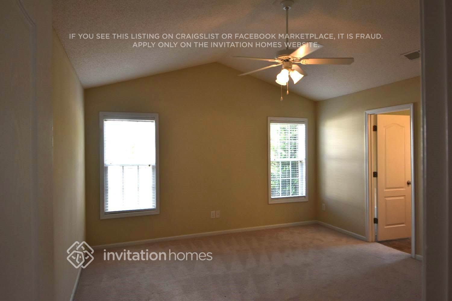 Building Photo - 3040 Hereford Ln