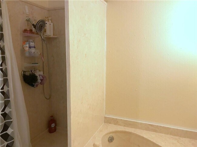 Building Photo - 5 Bedroom 3 Full Baths on the Southside