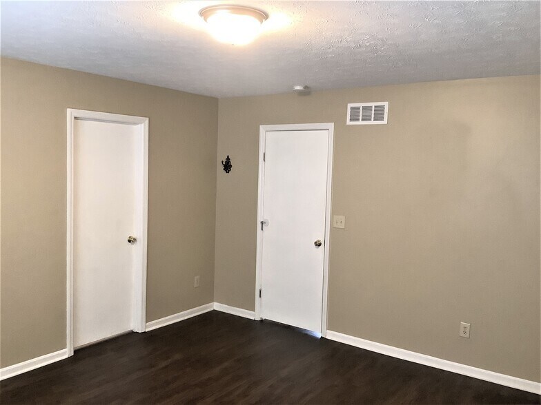 Building Photo - 200 Hedgington Ct