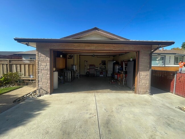 Building Photo - SAN JOSE - Beautifully Maintained 2/1 Sing...