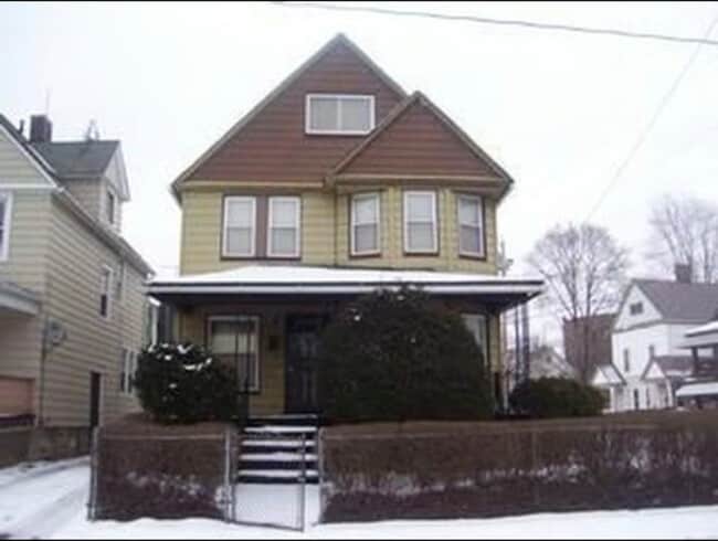 Building Photo - 1349 Russell Rd