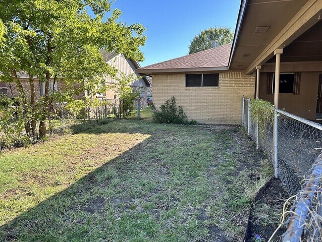 Building Photo - Stanford St 3102 - A