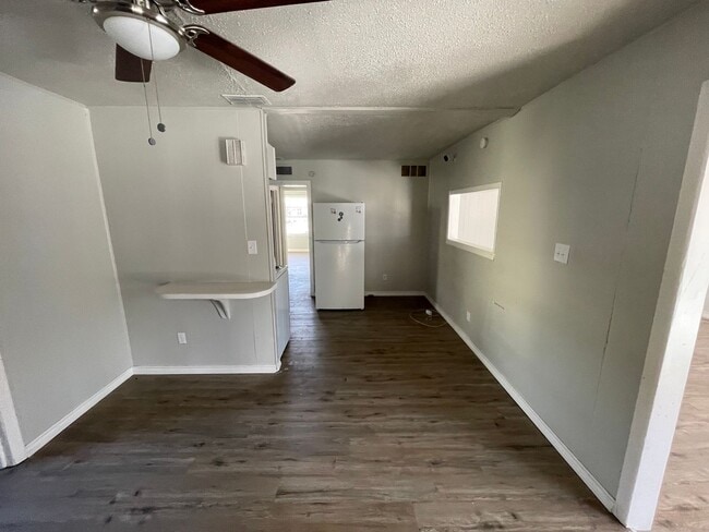 Building Photo - 3 bedroom, 2 bath