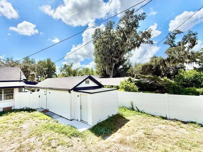 Building Photo - 1704 E Elm Rd