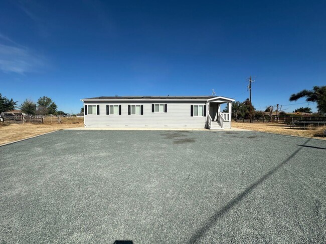 Building Photo - Like New 1 Story Home With Large Lot