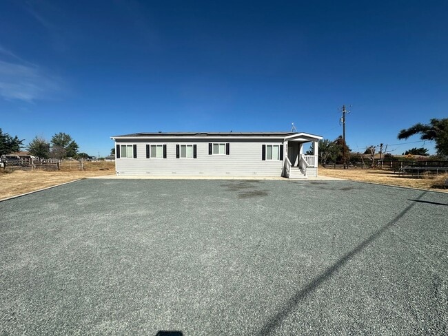 Building Photo - Updated 1 Story Home With Large Lot