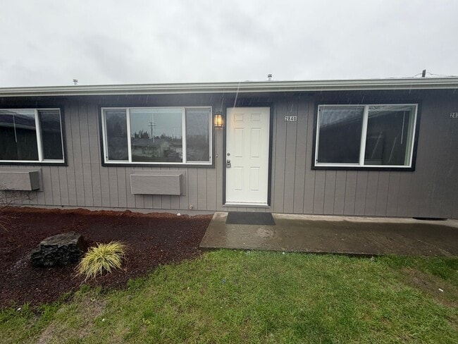 Building Photo - Newly Remodeled Large 2 Bedroom!