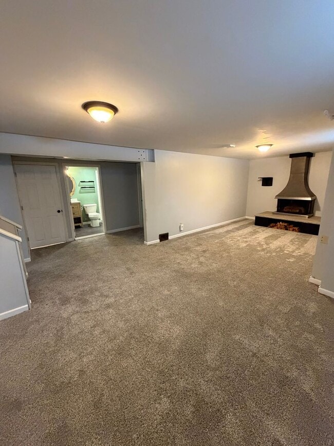 Building Photo - AVAILABLE NOW- 3 BED 2 BATH Home! Get 1/2 Off Your First Months Rent!