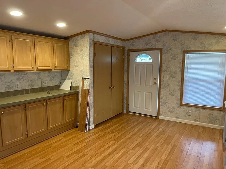 Building Photo - 37 Hubbard Ave