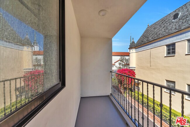 Building Photo - 1022 Masselin Ave