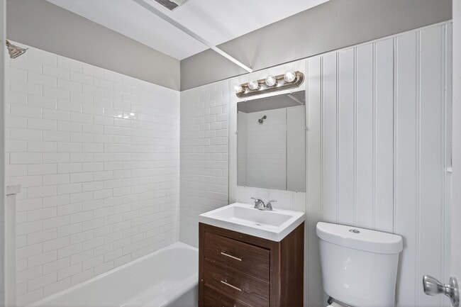 Building Photo - Spacious 2BR/1Bath Available Now!