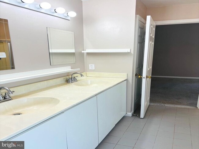 Building Photo - 9 Essex Ct