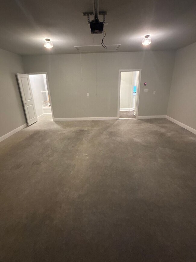Building Photo - Beautiful South Tyler Rental in Royal Vist...