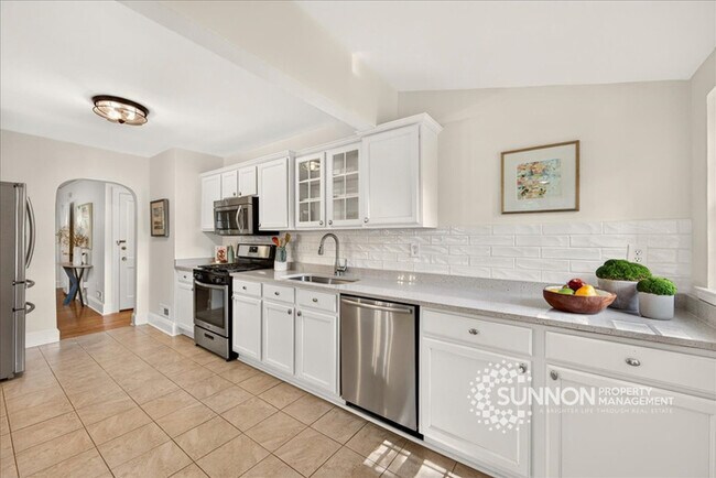 Building Photo - Adorable 3 Bedroom in Plaza Midwood Close to Everything