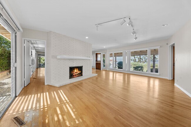 Building Photo - 17 Stallion Rd