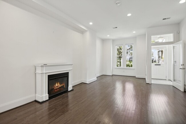 Building Photo - Available Now! // 3 Bedroom 2.5 Bathroom T...