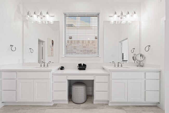 Building Photo - 7615 Blue Finch Ln