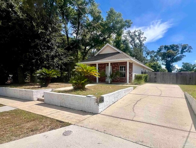 Building Photo - 100 S H St