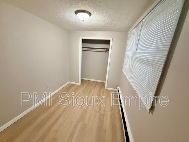 Building Photo - 112 N Prairie Ave