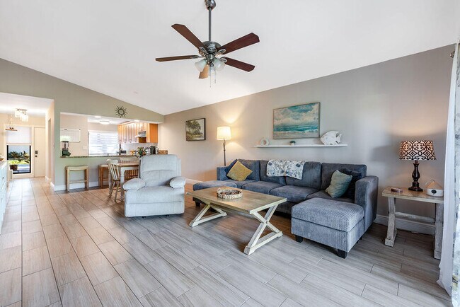 Building Photo - 4143 Palm Forest Dr N