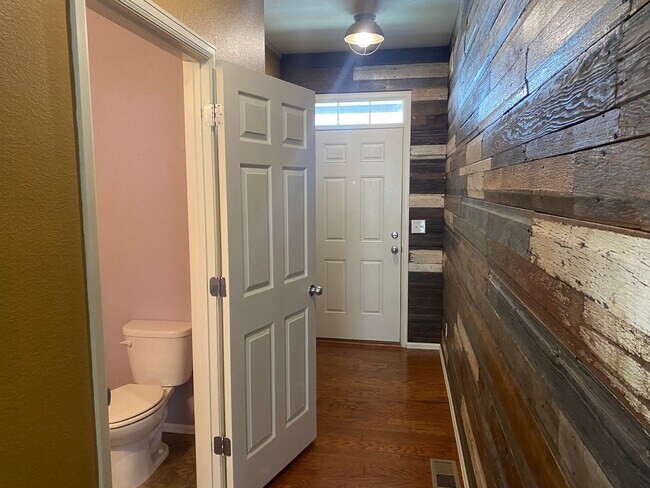 Building Photo - Charming, 3 story, 4 bed/3 bath on Corner Lot!