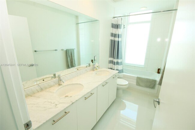 Building Photo - 950 Brickell Bay Dr