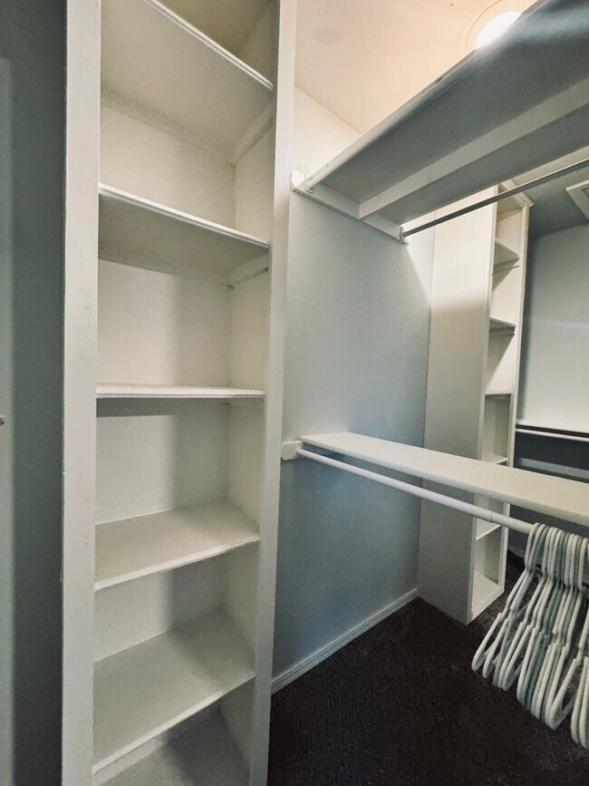 Building Photo - Beautifully Updated 2BR/2BA Condo in Gated Community – Modern Finishes & Pool Access