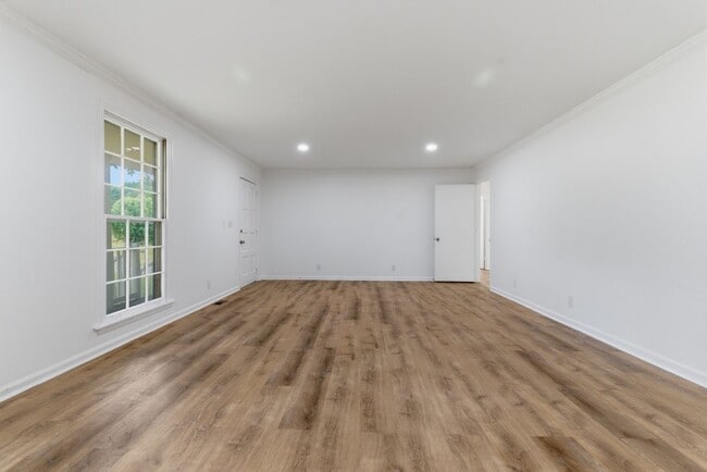 Building Photo - 308 Brookview Ct