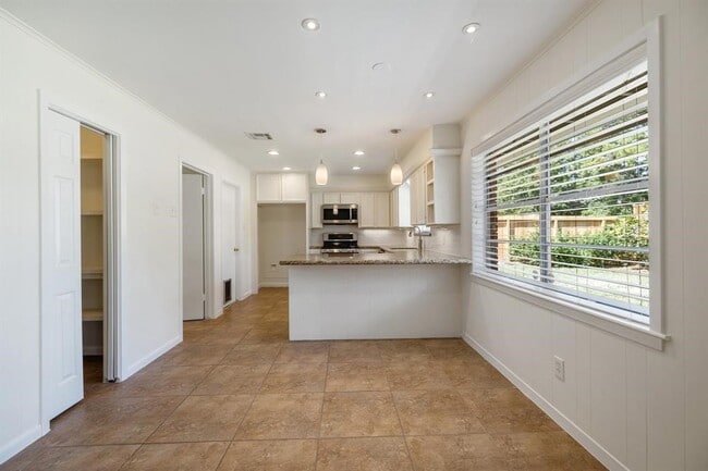 Building Photo - 10214 Londonderry Dr