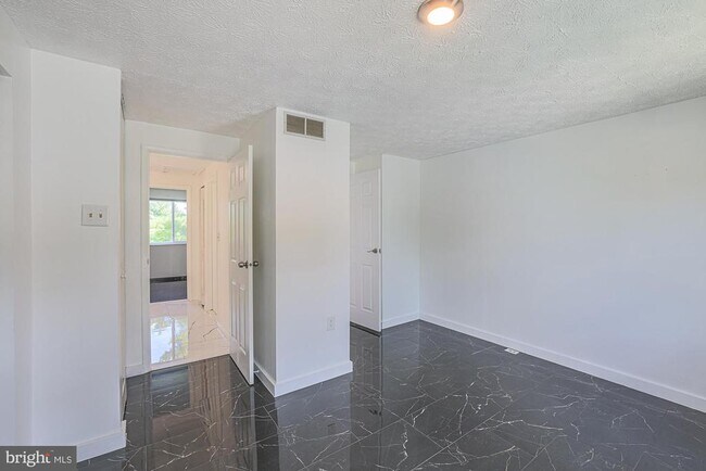 Building Photo - 9 Stillwood Cir